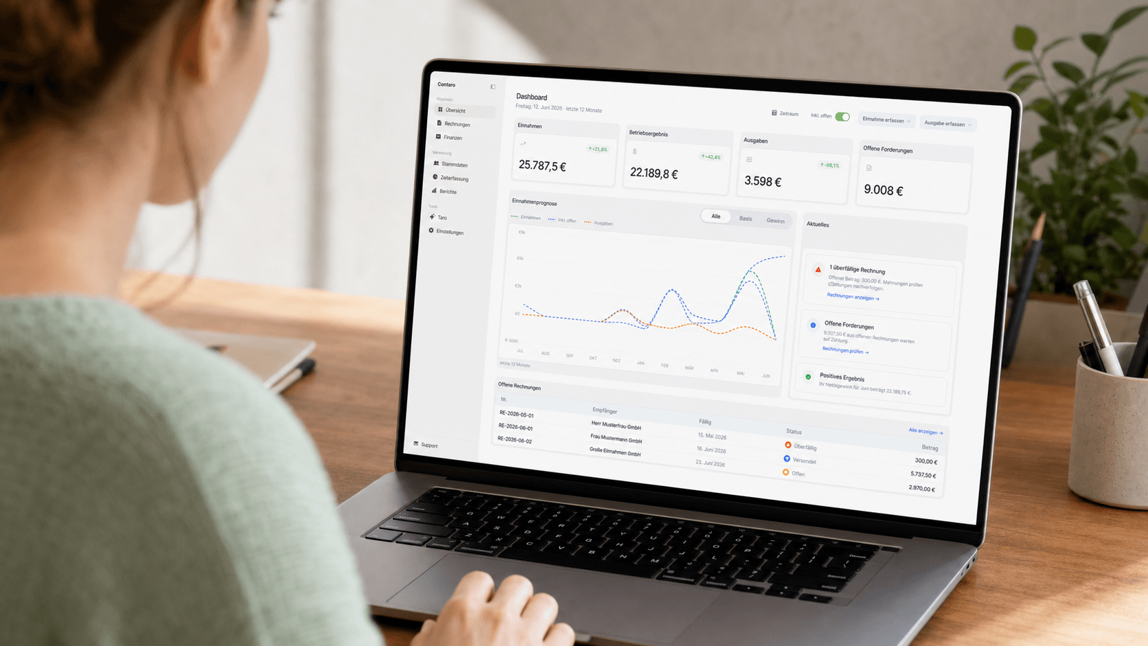 Selbstständige Person arbeitet in einem ruhigen Home-Office mit dem Contaro Dashboard auf dem Laptop